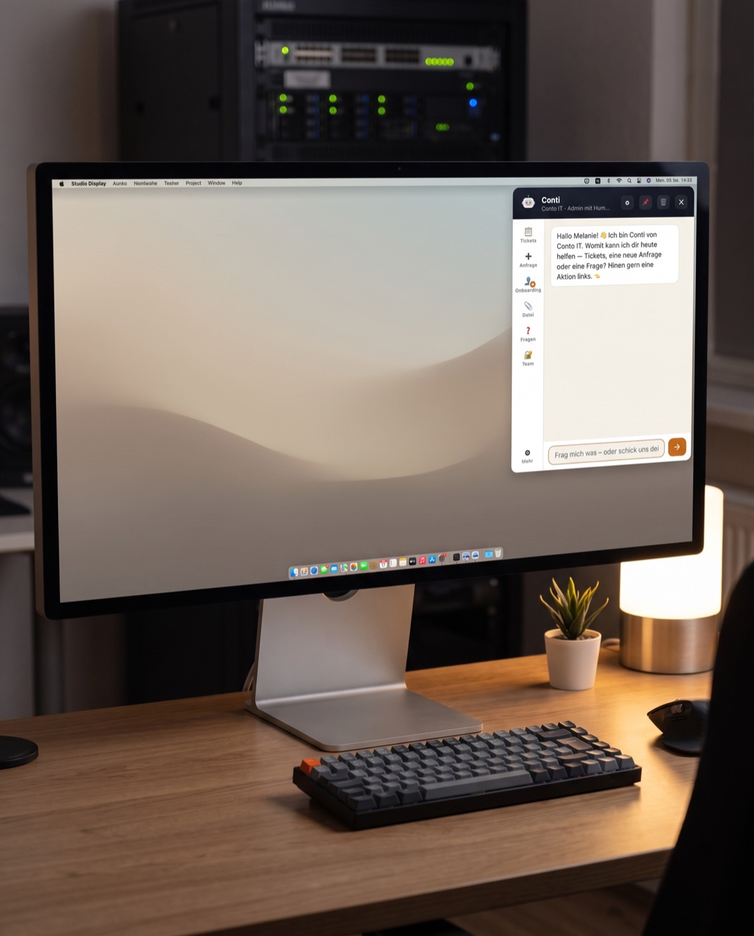 Conti als kompaktes Chat-Fenster oben rechts auf dem Mac-Desktop in einem IT-Systemhaus