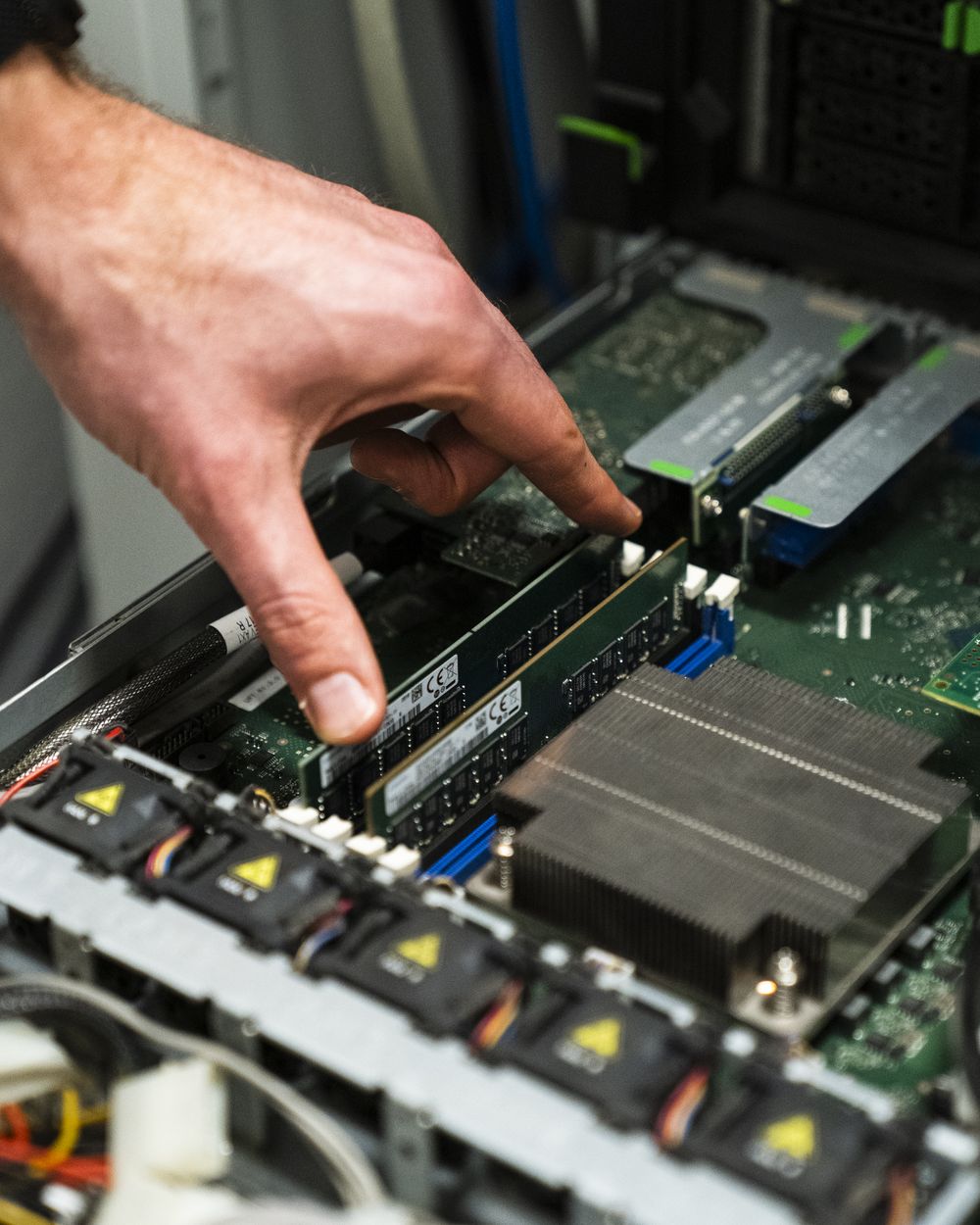 Conto IT rüstet Server-Hardware auf — Arbeitsspeicher wird eingesetzt