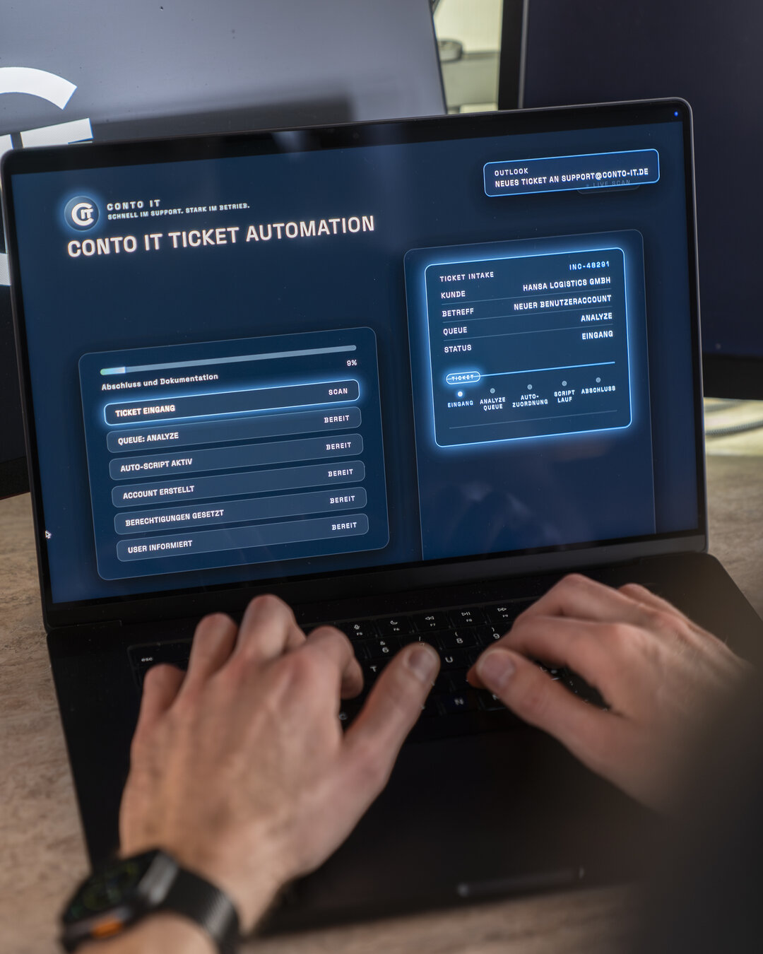 Conto IT Ticket-Automation auf dem Laptop