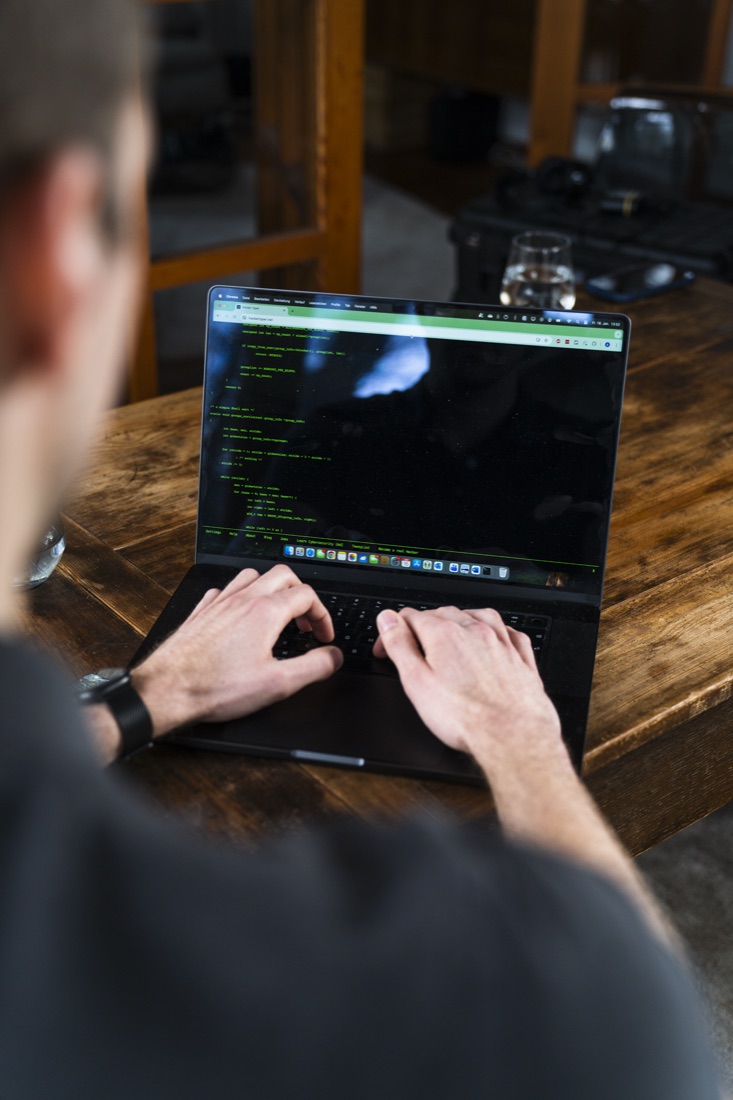 Conto IT – Softwareentwicklung am MacBook